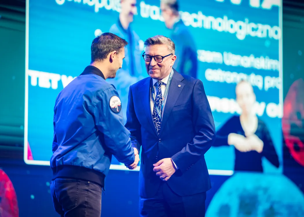 Spotkanie ze Sławoszem Uznańskim-Wiśniewskim na UWM: Sławosz Uznański-Wiśniewski ściska rękę rektora UWM