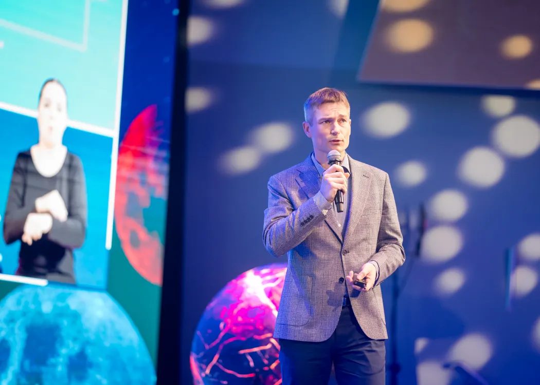 Spotkanie ze Sławoszem Uznańskim-Wiśniewskim na UWM: dr inż. Norbert Kapiński wygłasza swoje wystąpienie