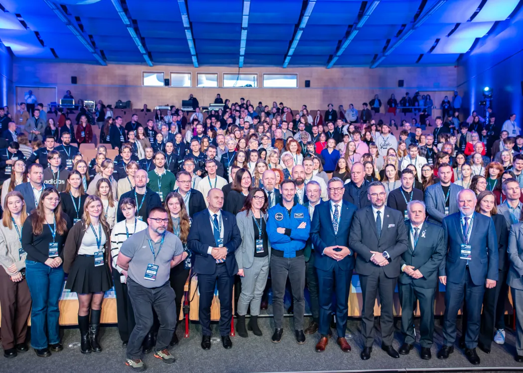 Spotkanie ze Sławoszem Uznańskim-Wiśniewskim na UWM: uczestnicy spotkania na UWM pozują do wspólnej fotografii 