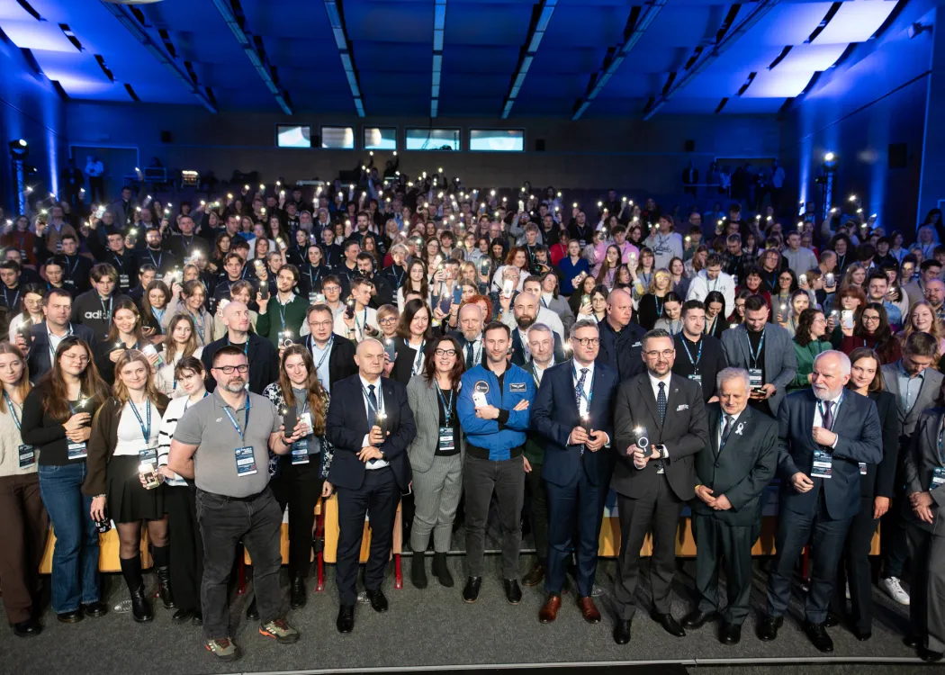 Spotkanie ze Sławoszem Uznańskim-Wiśniewskim na UWM: uczestnicy spotkania na UWM pozują do wspólnej fotografii 