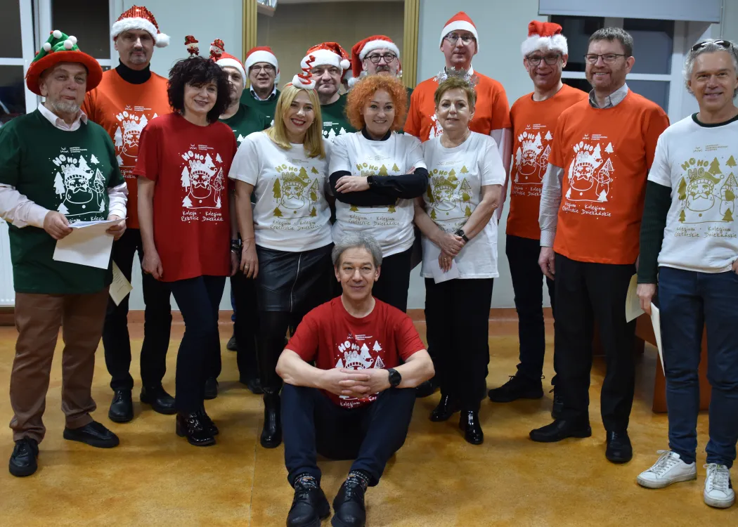 Nagranie pastorałki 2025: uczestnicy nagrywania pastorałki pozują do zdjęcia grupowego 