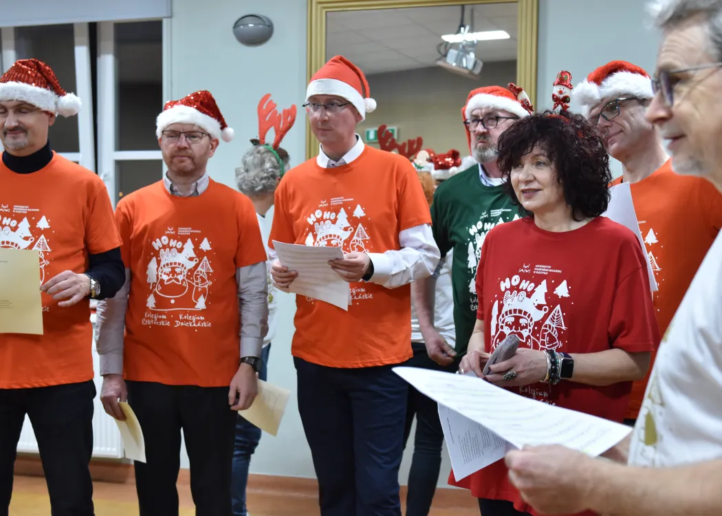Nagranie pastorałki 2025: trzech mężczyzn i jedna kobieta śpiewają pastorałkę 