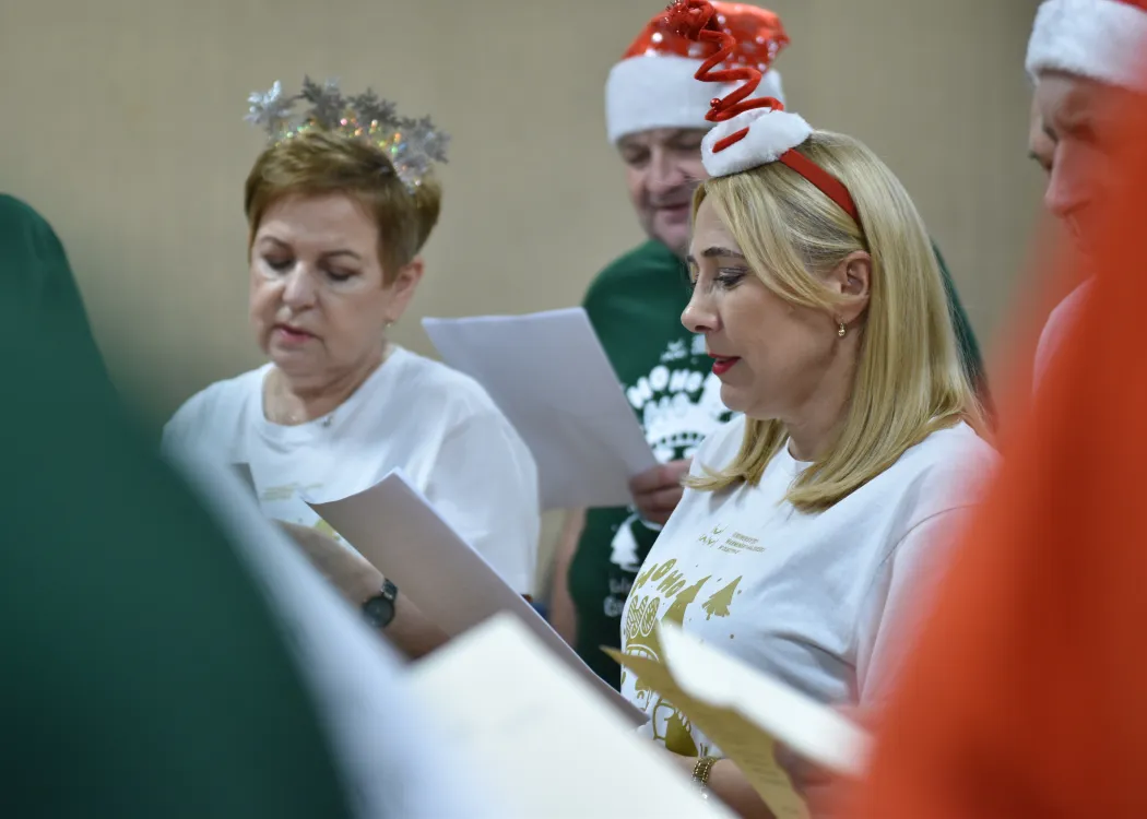 Nagranie pastorałki 2025: dwie kobiety i jeden mężczyzna śpiewają pastorałkę