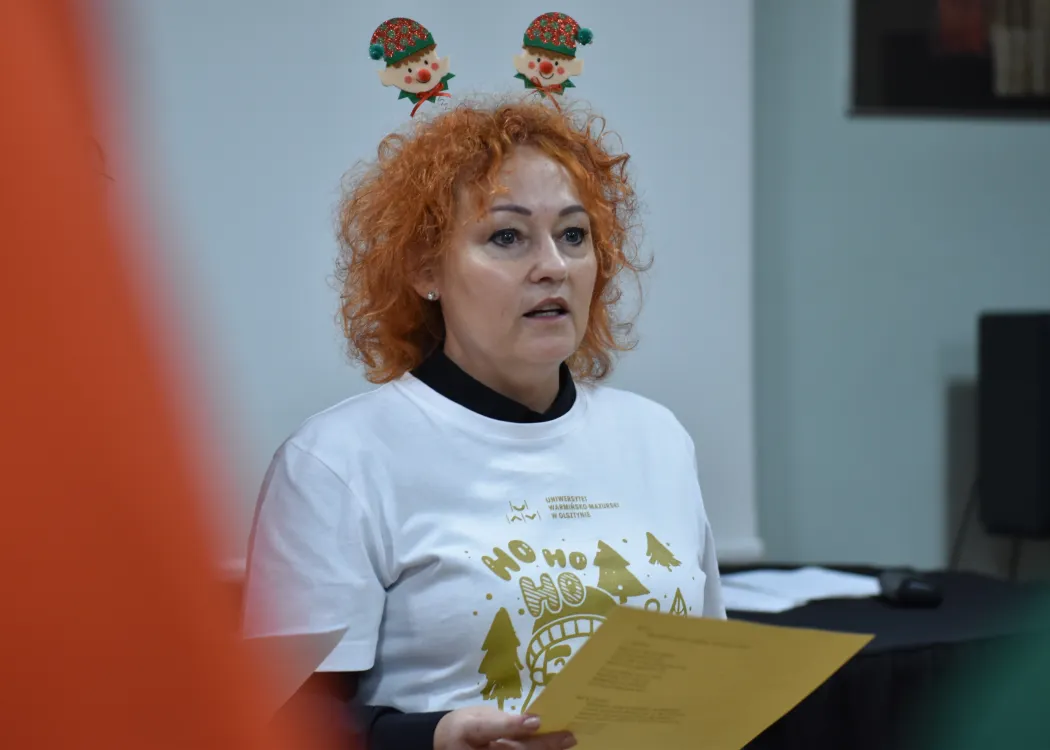 Nagranie pastorałki 2025: dziekan Wydziału Nauk Społecznych UWM Joanna Ostrouch-Kamińska nagrywa pastorałkę