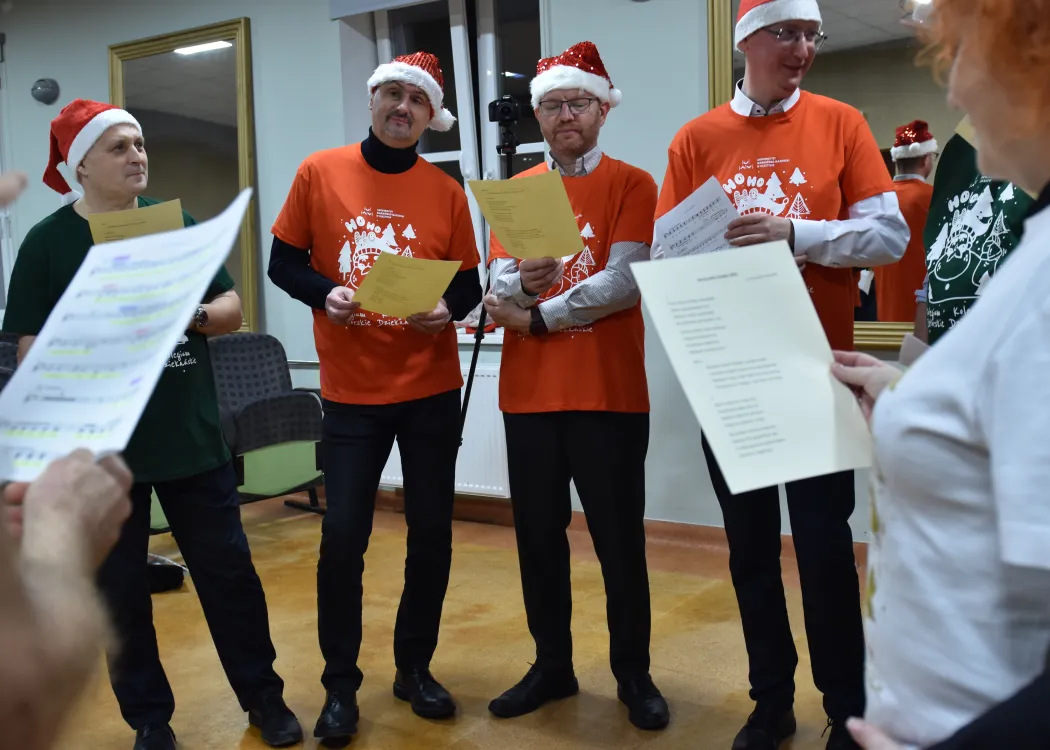 Nagranie pastorałki 2025: mężczyźni stoją i nagrywają pastorałkę