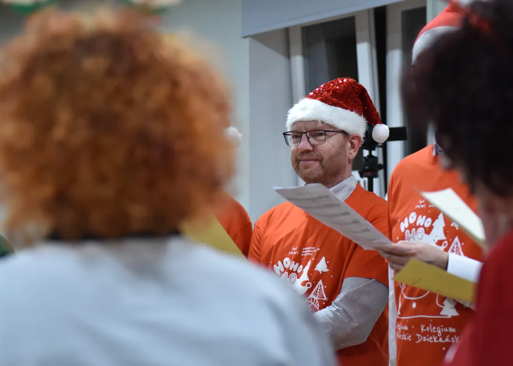 Nagranie pastorałki 2025: dziekan Wydziału Geoinżynierii podczas nagrania pastorałki 