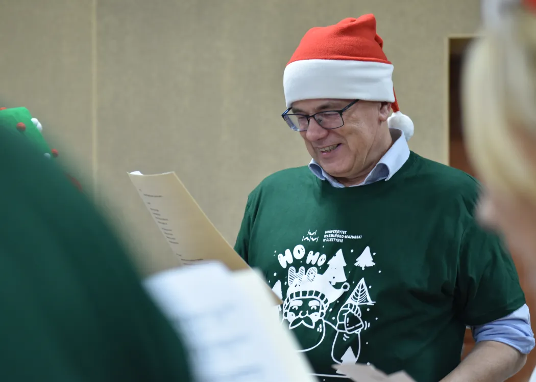 Nagranie pastorałki 2025: dziekan Wydziału Matematyki i Informatyki podczas nagrania pastorałki 