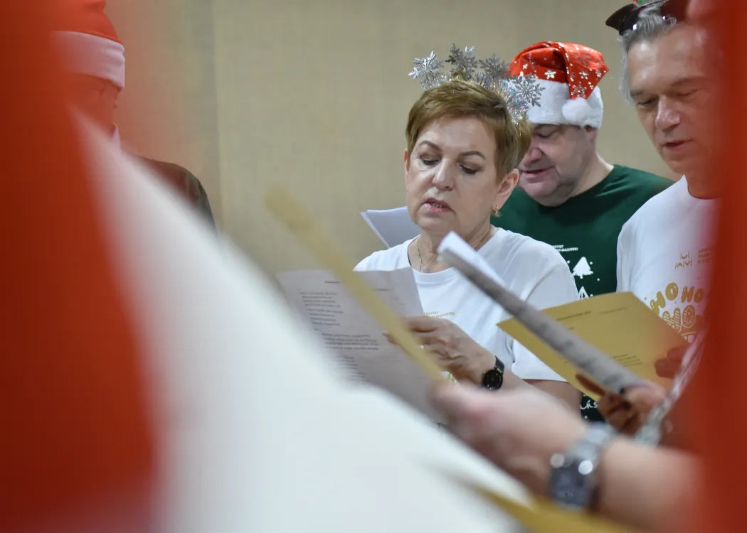 Nagranie pastorałki 2025: dziekan Wydziału Bioinżynierii Zwierząt podczas nagrania pastorałki 