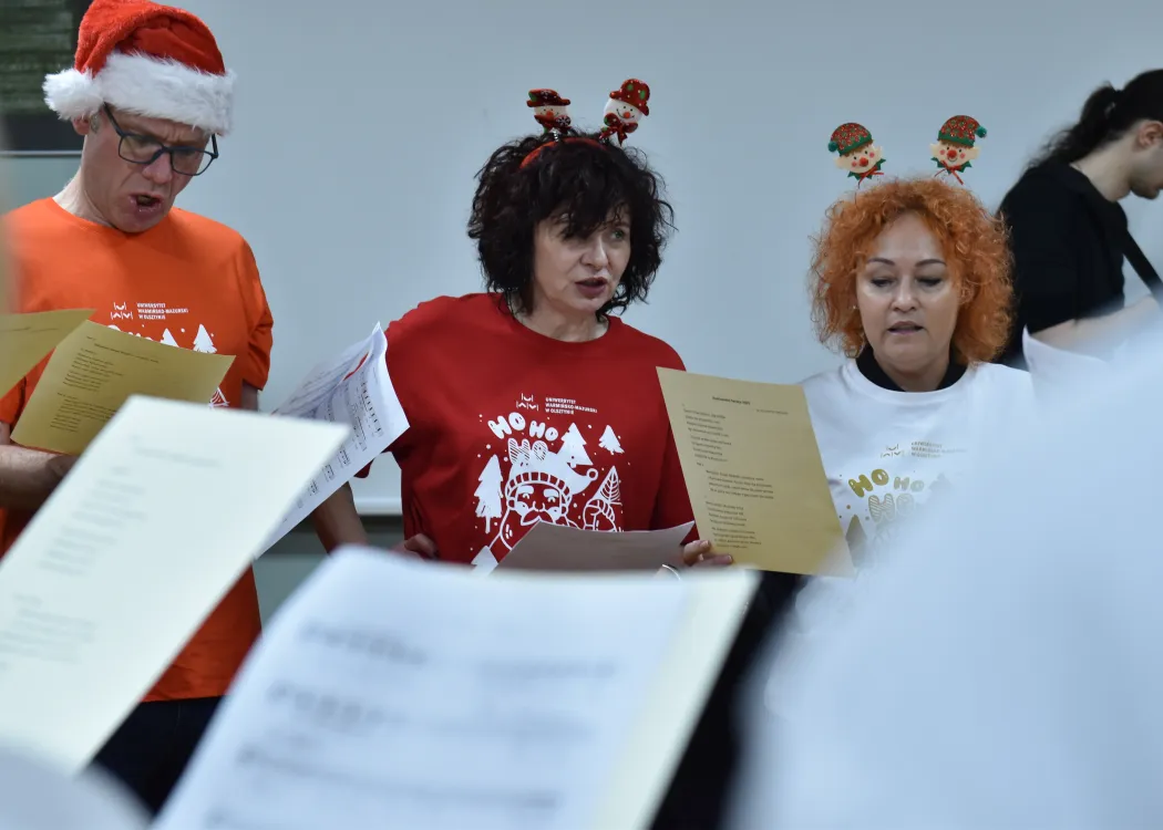 Nagranie pastorałki 2025: dwie kobiety nagrywające pastorałkę