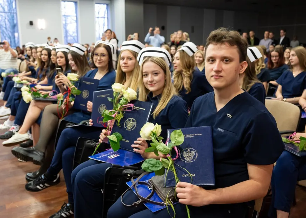Dyplomatorium SZP - absolwenci siedzą 