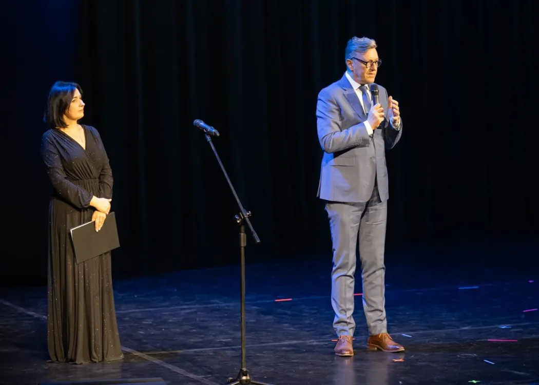 Koncert Kultura pod choinkę 2025: rektor przemawia na scenie