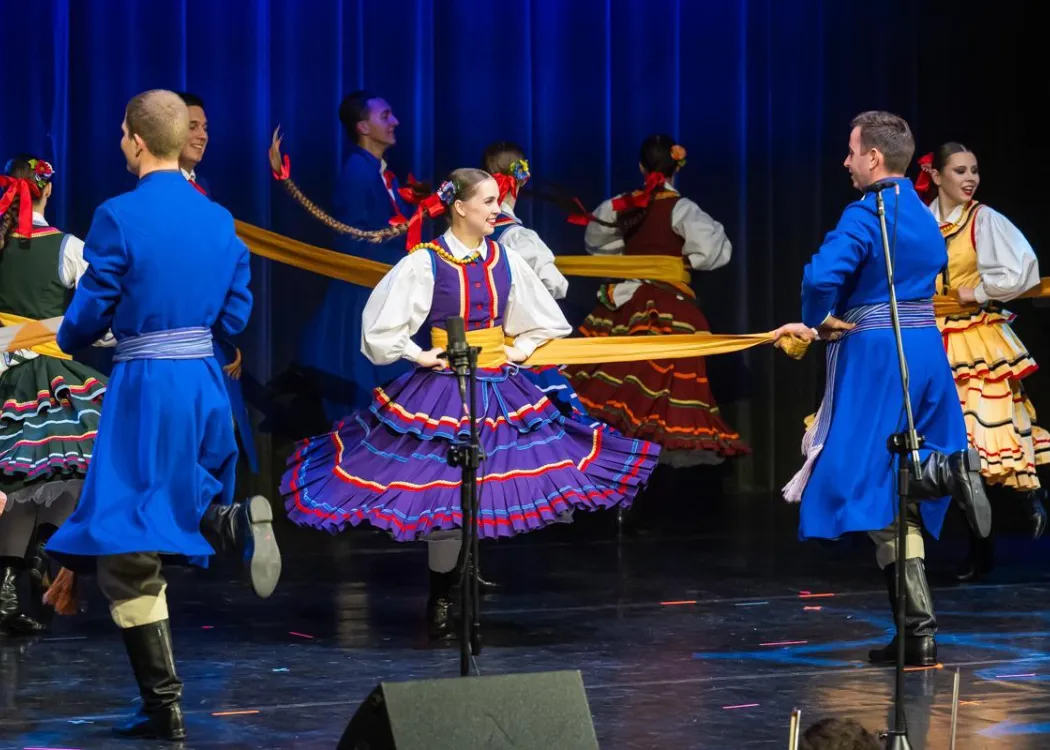 Koncert Kultura pod choinkę 2025: Tancerze Zespołu Pieśni i Tańca Kortowo tańczą