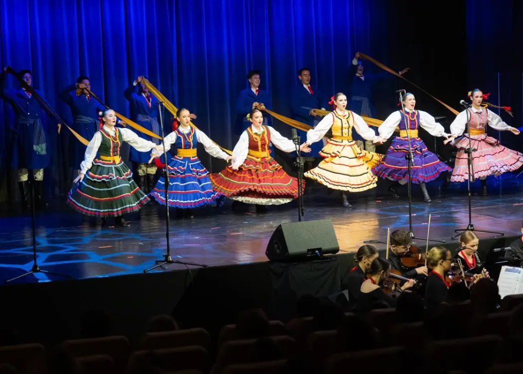 Koncert Kultura pod choinkę 2025: Tancerze Zespołu Pieśni i Tańca Kortowo tańczą