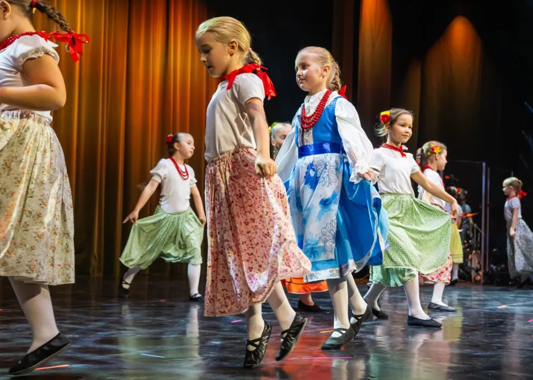 Koncert Kultura pod choinkę 2025: Tancerze z grupy dziecięcej Zespołu Pieśni i Tańca Kortowo tańczą