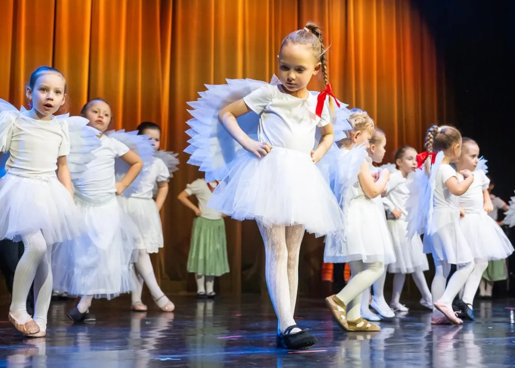 Koncert Kultura pod choinkę 2025: Tancerze z grupy dziecięcej Zespołu Pieśni i Tańca Kortowo tańczą