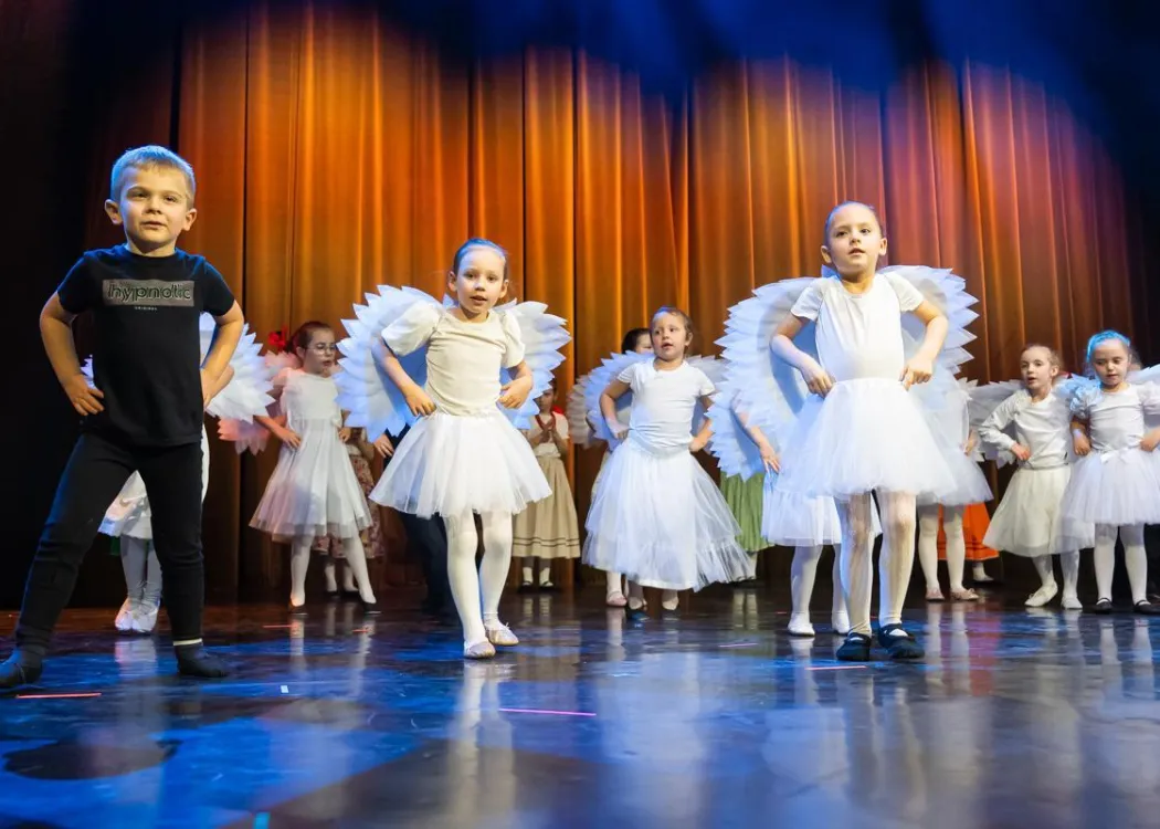 Koncert Kultura pod choinkę 2025: Tancerze z grupy dziecięcej Zespołu Pieśni i Tańca Kortowo tańczą