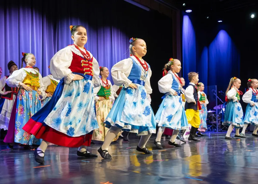 Koncert Kultura pod choinkę 2025: Tancerze z grupy dziecięcej Zespołu Pieśni i Tańca Kortowo tańczą