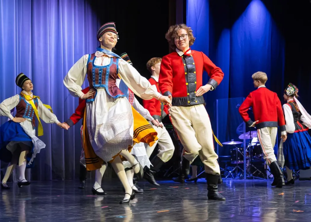 Koncert Kultura pod choinkę 2025: Tancerze z grupy dziecięcej Zespołu Pieśni i Tańca Kortowo tańczą