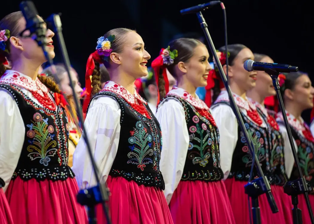 Koncert Kultura pod choinkę 2025: członkowie Zespołu Pieśni i Tańca Kortowo śpiewają