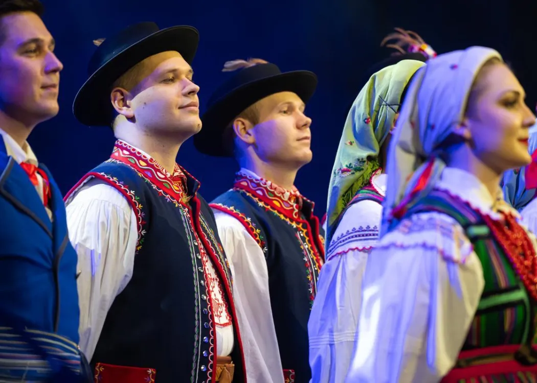 Koncert Kultura pod choinkę 2025: członkowie Zespołu Pieśni i Tańca Kortowo występują