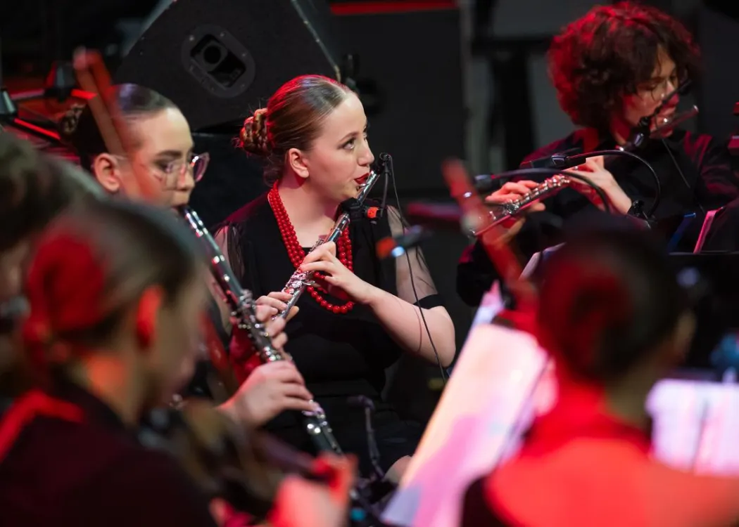 Koncert Kultura pod choinkę 2025: zespół Zespołu Pieśni i Tańca Kortowo wykonuje utwór