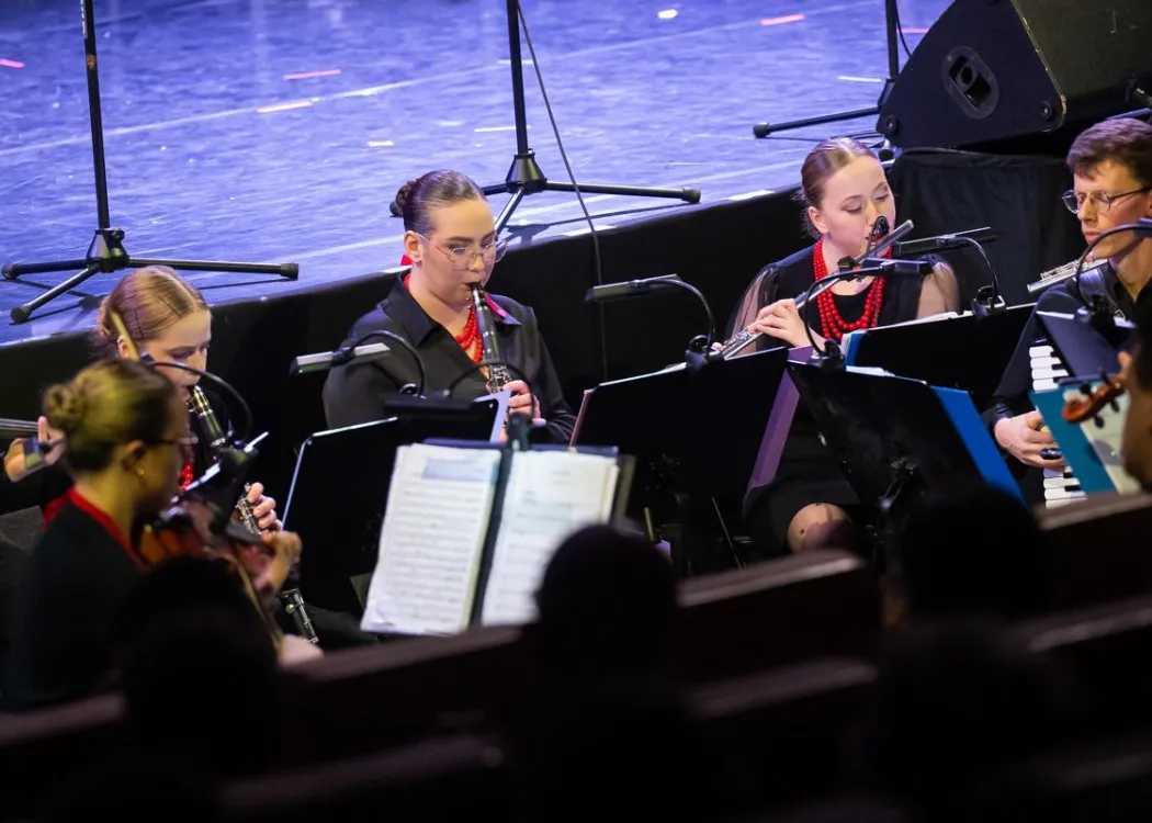 Koncert Kultura pod choinkę 2025: zespół Zespołu Pieśni i Tańca Kortowo wykonuje utwór