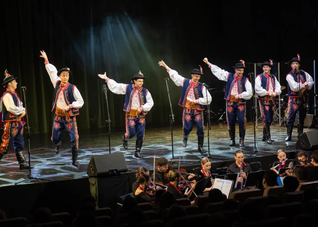 Koncert Kultura pod choinkę 2025: Tancerze z grupy dziecięcej Zespołu Pieśni i Tańca Kortowo tańczą