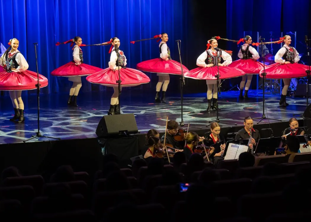 Koncert Kultura pod choinkę 2025: Tancerze z grupy dziecięcej Zespołu Pieśni i Tańca Kortowo tańczą
