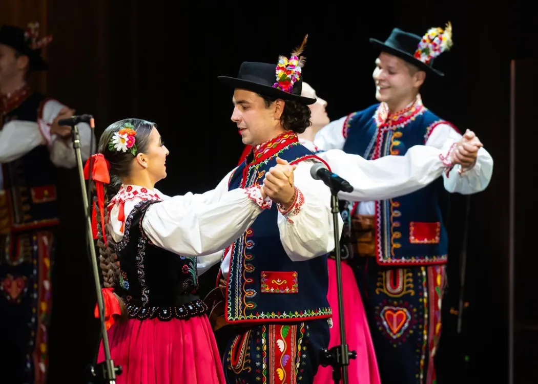 Koncert Kultura pod choinkę 2025: Tancerze z grupy dziecięcej Zespołu Pieśni i Tańca Kortowo tańczą