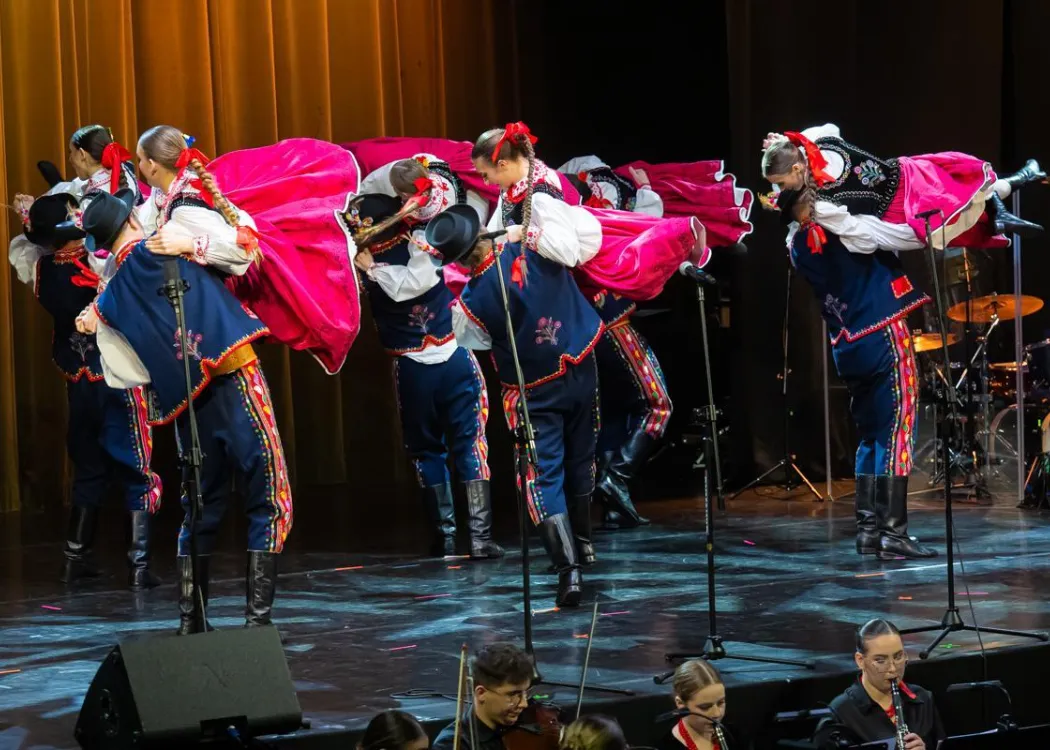 Koncert Kultura pod choinkę 2025: Tancerze z grupy dziecięcej Zespołu Pieśni i Tańca Kortowo tańczą