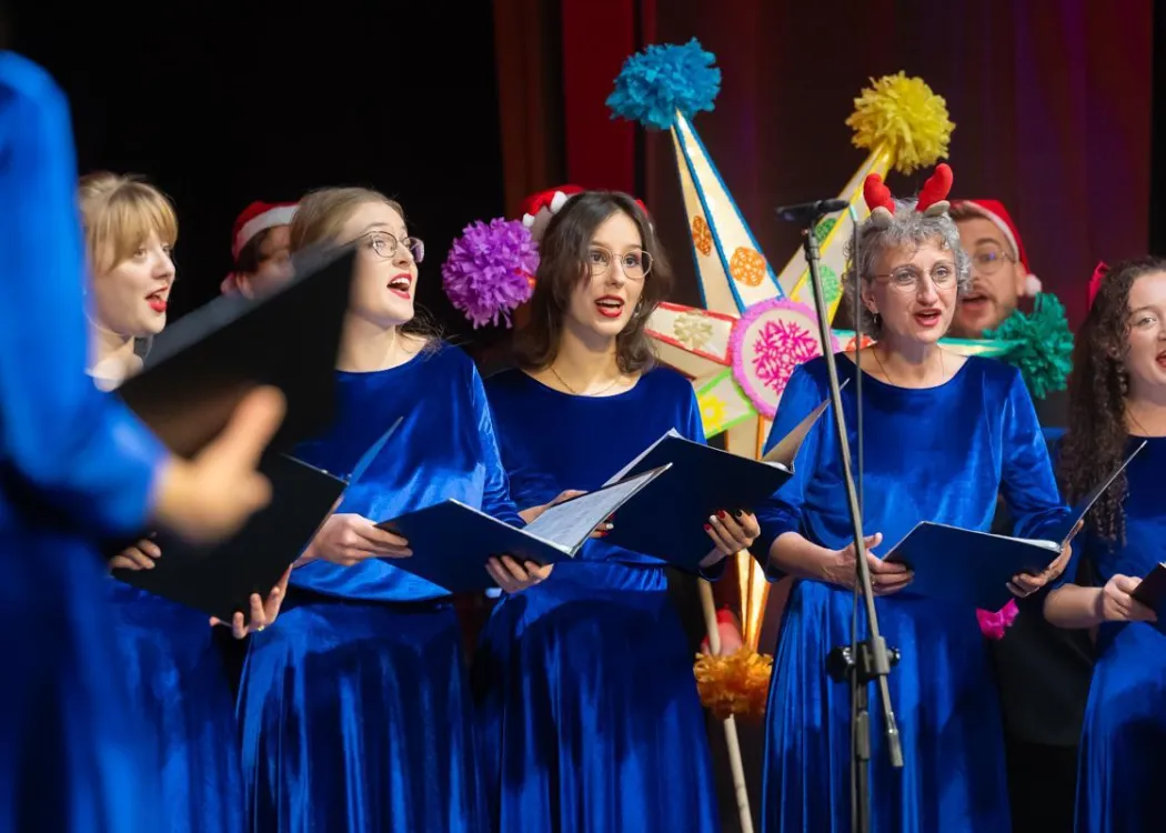 Koncert Kultura pod choinkę 2025: Chór im. prof. Wawrzyczka wykonuje utwór