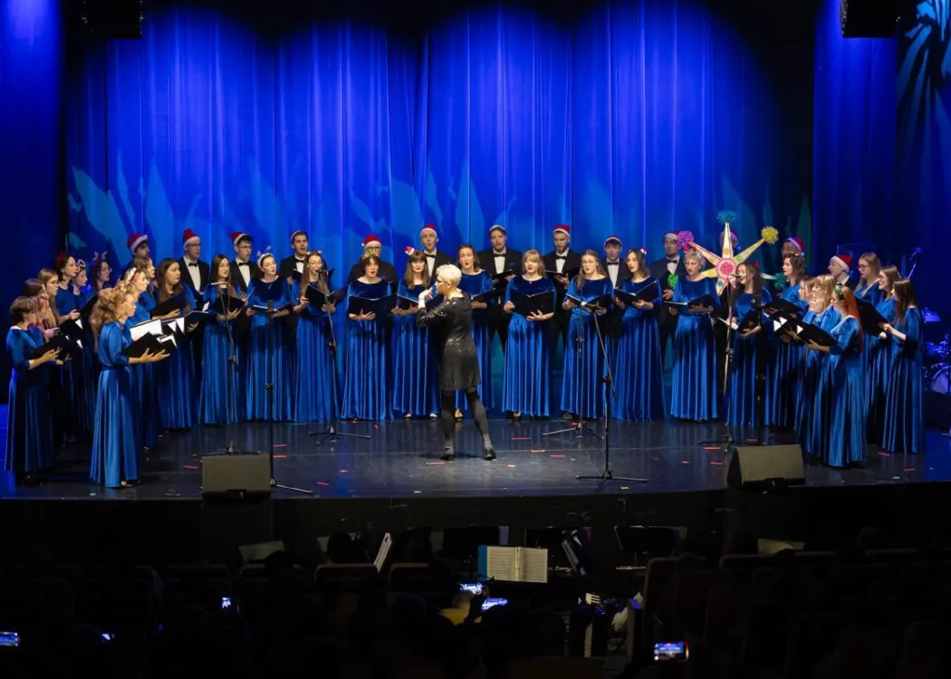 Koncert Kultura pod choinkę 2025: Chór im. prof. Wiktora Wawrzyczka występuje na scenie