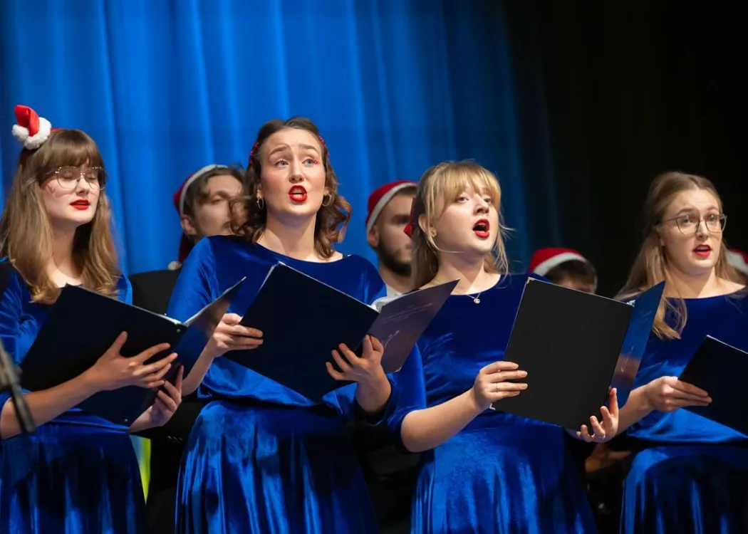Koncert Kultura pod choinkę 2025: chórzystki wykonują utwór