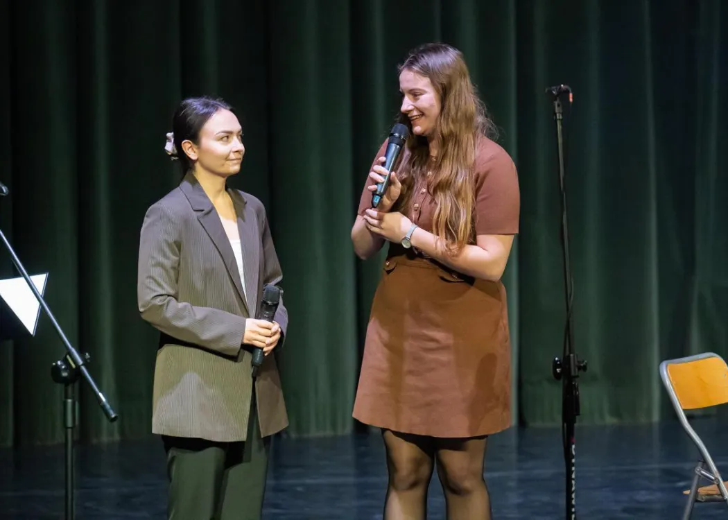 Koncert Kultura pod choinkę 2025: przewodnicząca i wiceprzewodnicząca RUSS przemawiają na scenie