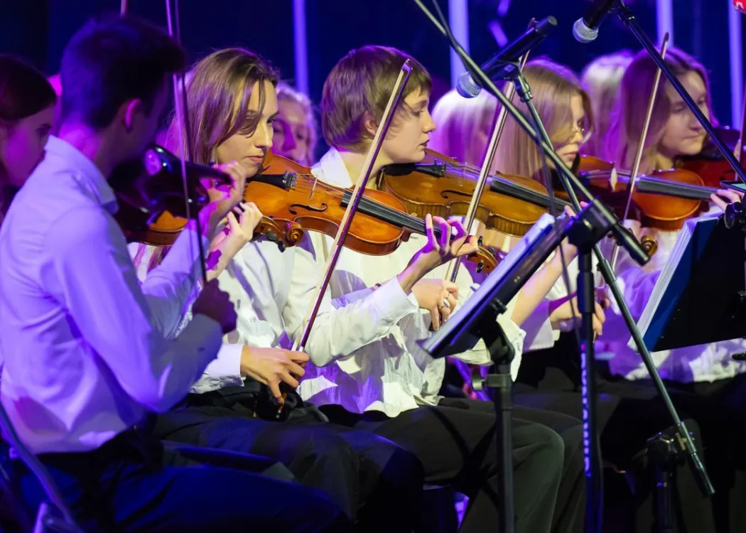 Koncert Kultura pod choinkę 2025: muzycy Orkiestry Akademickiej UWM grają utwór