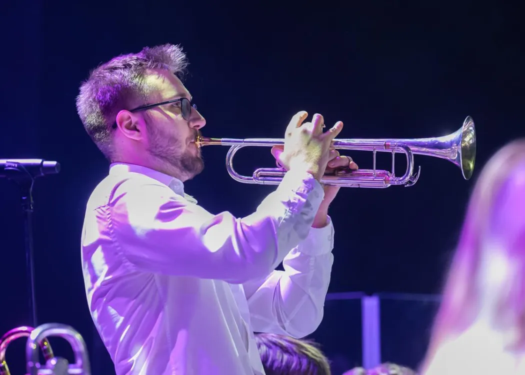 Koncert Kultura pod choinkę 2025: muzyk Orkiestry Akademickiej gra utwór