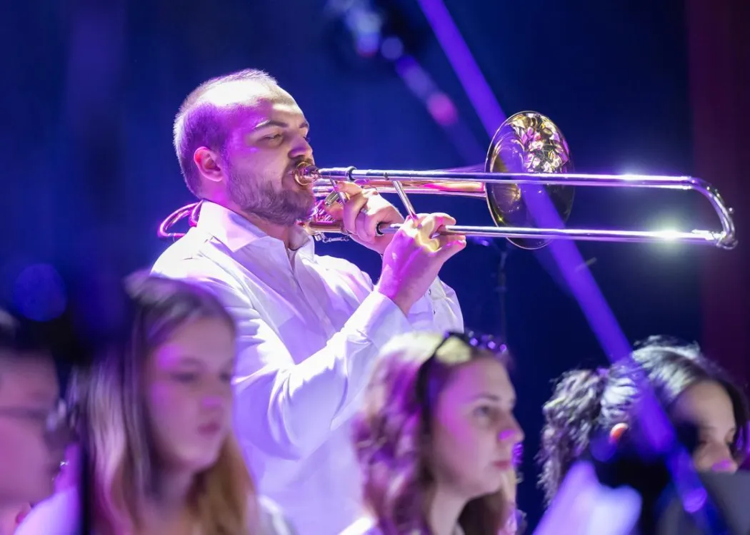 Koncert Kultura pod choinkę 2025: muzyk Orkiestry Akademickiej UWM gra utwór