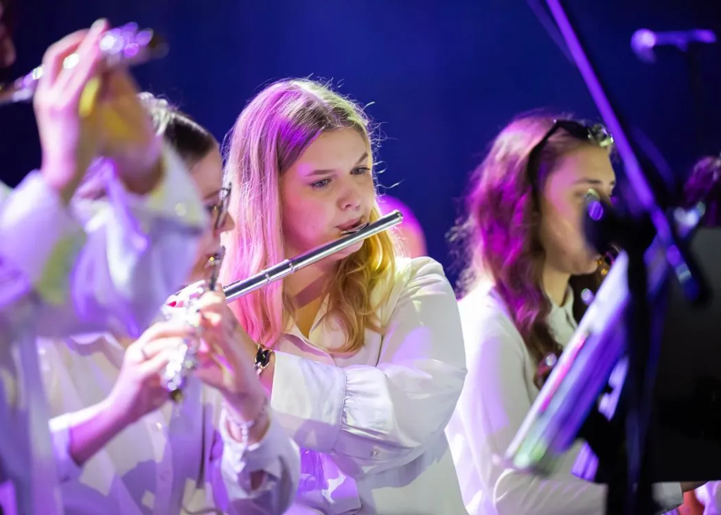 Koncert Kultura pod choinkę 2025: muzycy Orkiestry Akademickiej UWM grają utwór