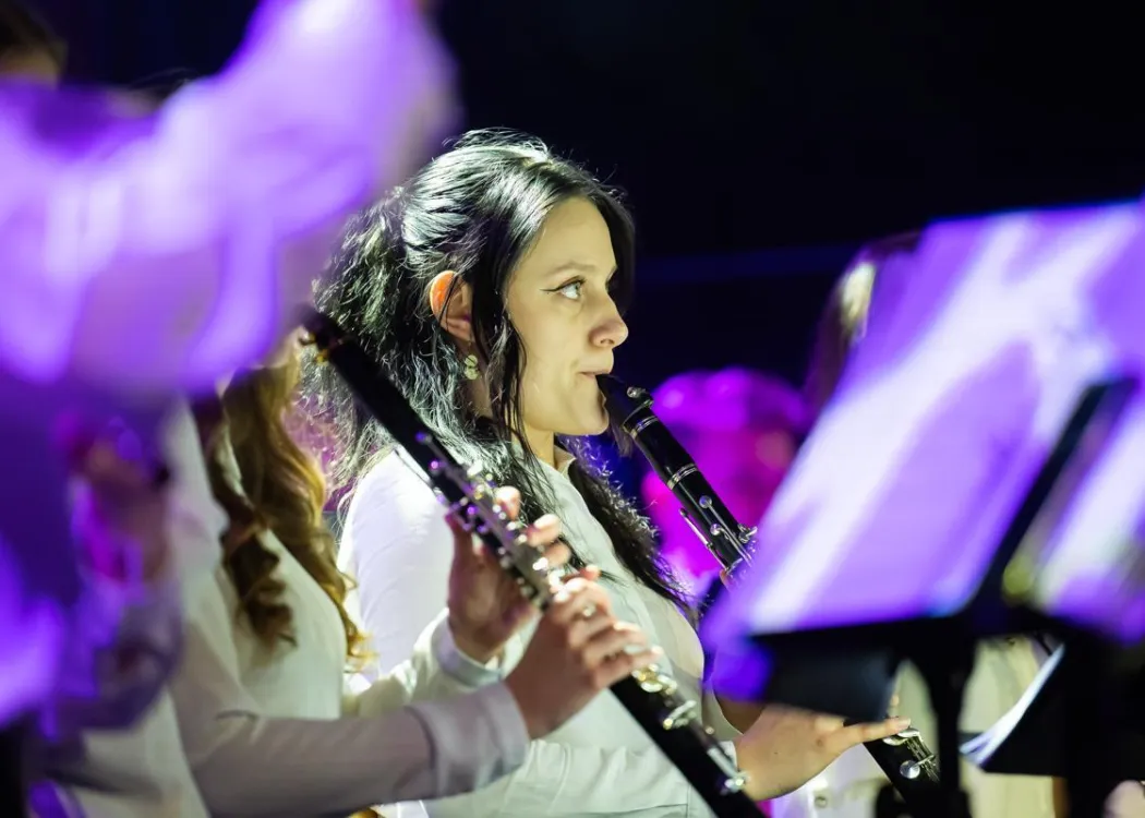 Koncert Kultura pod choinkę 2025: muzycy Orkiestry Akademickiej UWM grają utwór