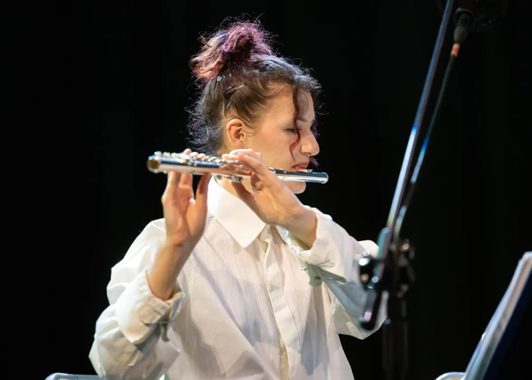 Koncert Kultura pod choinkę 2025: muzyk Orkiestry Akademickiej UWM gra na klarnecie