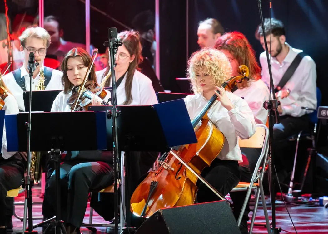 Koncert Kultura pod choinkę 2025: muzycy Orkiestry Akademickiej UWM grają utwór