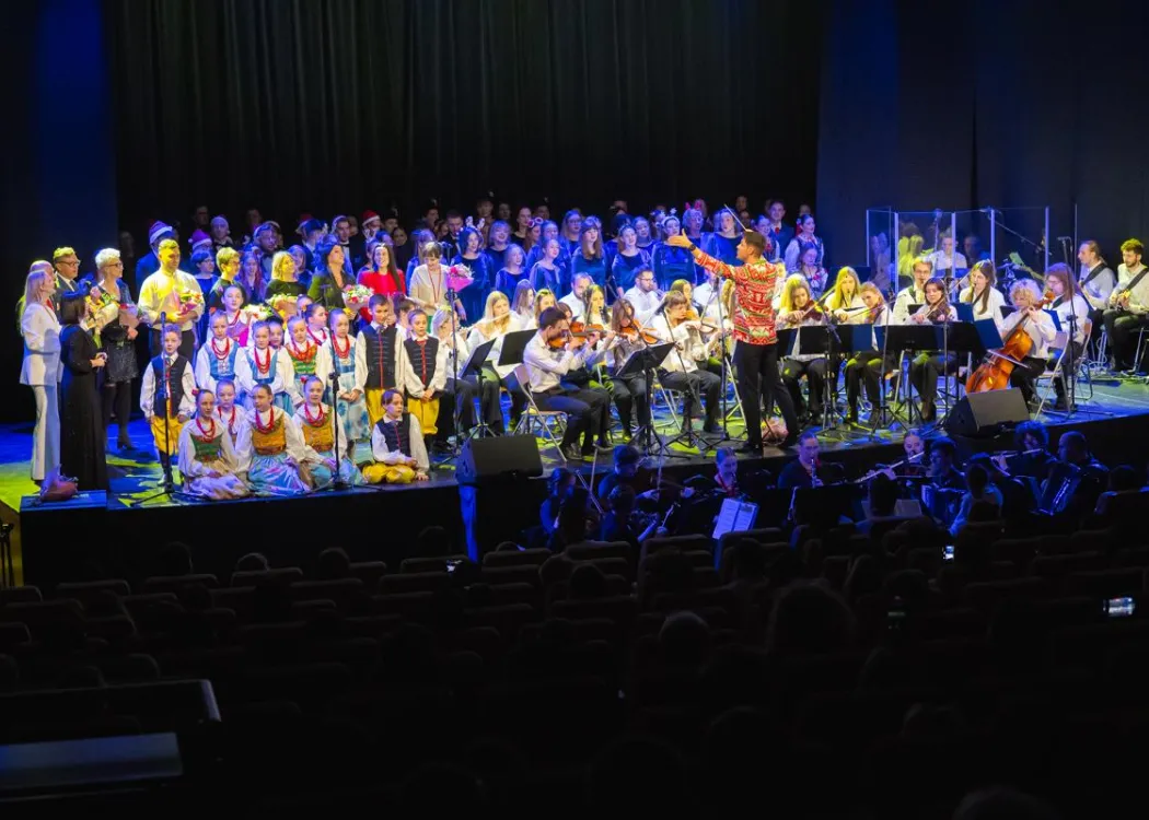 Wszyscy wykonawcy stoją na scenie podczas koncertu Kultura pod choinkę 