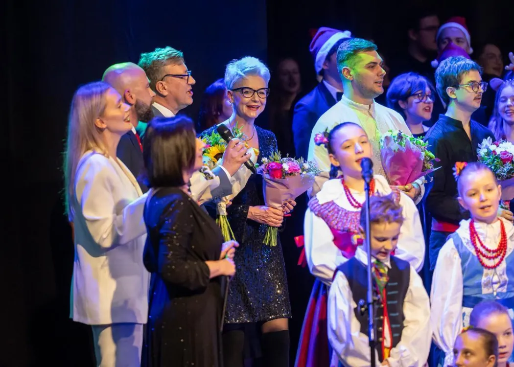 Koncert Kultura pod choinkę 2025: władze rektorskie i wykonawcy wspólnie wykonują finałową kolędę