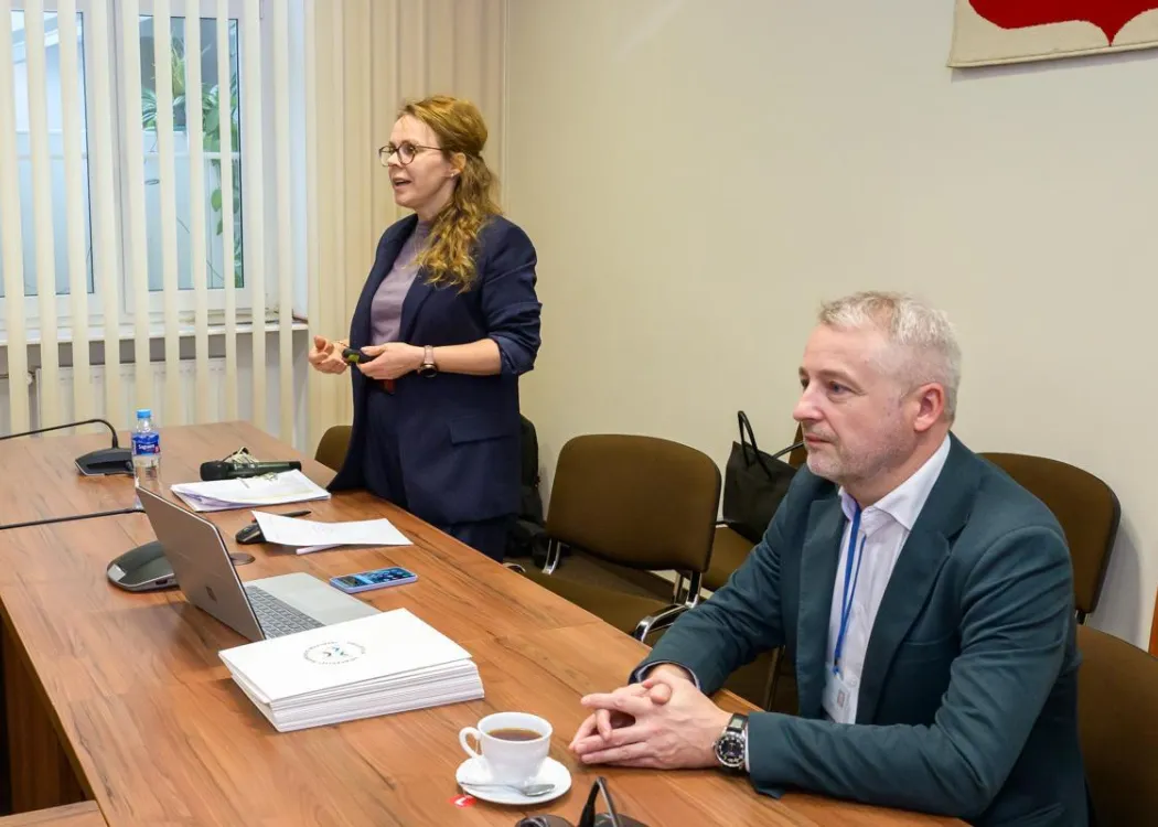 Posiedzenie Rady Naukowej Szkoły Doktorskiej UWM: przewodnicząca, prof. Małgorzata Cygańska przemawia, a prof. Jakub Sawicki słucha