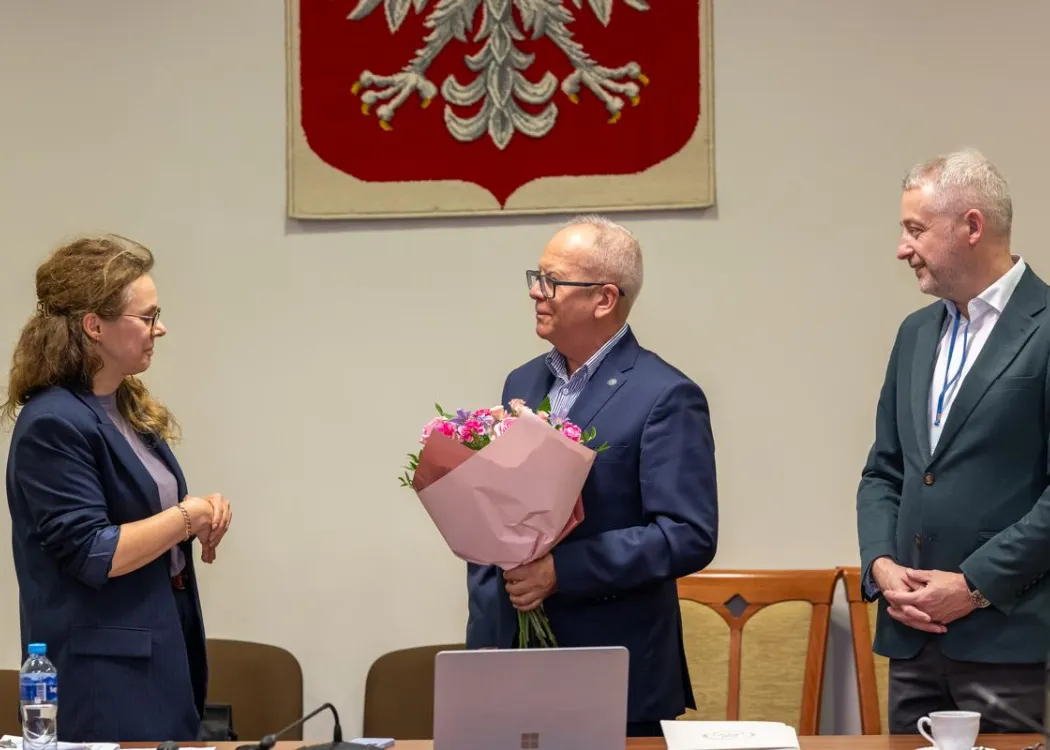 Posiedzenie Rady Naukowej Szkoły Doktorskiej UWM: dyrektor Szkoły Doktorskiej UWM, wręcza kwiaty prof. Małgorzacie Cygańskiej