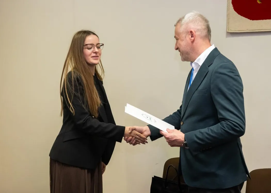 Posiedzenie Rady Naukowej Szkoły Doktorskiej UWM: prorektor ds. nauki wręcza podziękowania członkini Rady Naukowej Szkoły Doktorskiej UWM