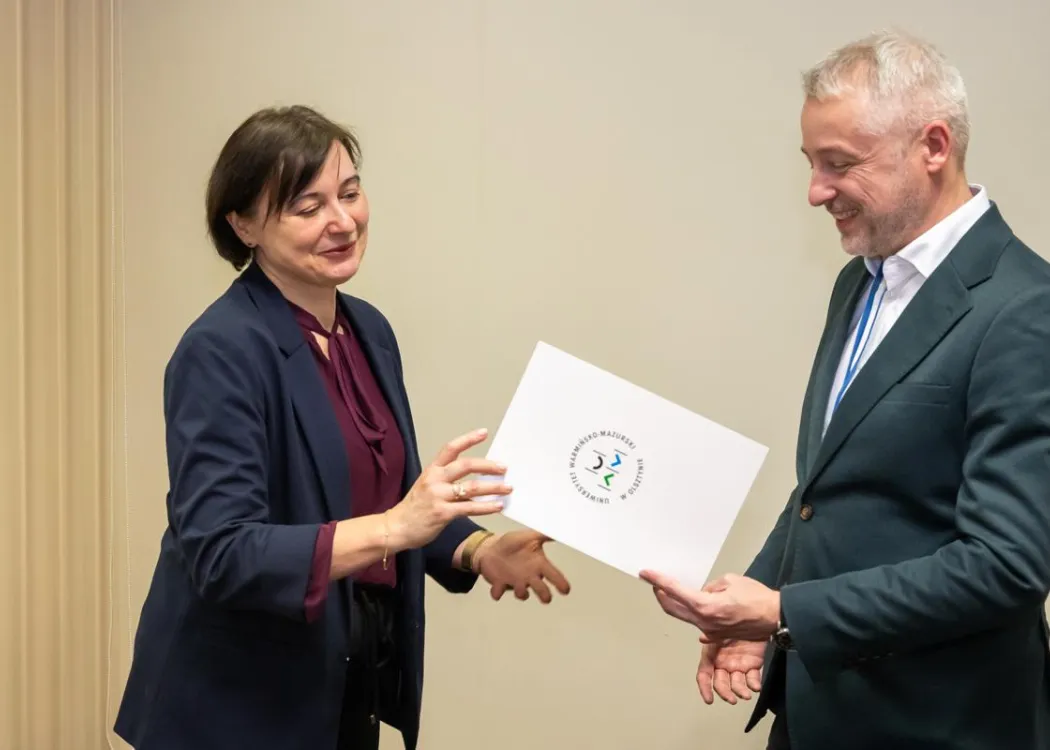 Posiedzenie Rady Naukowej Szkoły Doktorskiej UWM: prorektor ds. nauki wręcza podziękowania członkini Rady Naukowej Szkoły Doktorskiej UWM