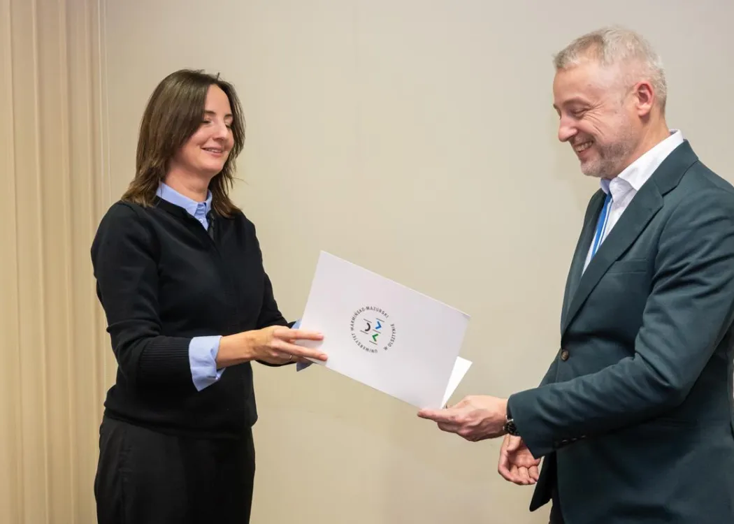 Posiedzenie Rady Naukowej Szkoły Doktorskiej UWM: prorektor ds. nauki wręcza podziękowania członkini Rady Naukowej Szkoły Doktorskiej UWM