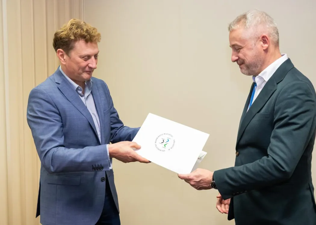 Posiedzenie Rady Naukowej Szkoły Doktorskiej UWM: prorektor ds. nauki wręcza podziękowania członkowi Rady Naukowej Szkoły Doktorskiej UWM