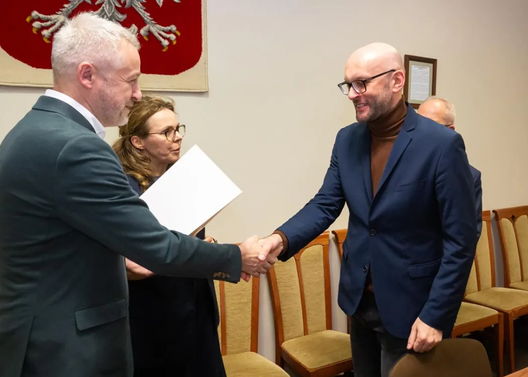 Posiedzenie Rady Naukowej Szkoły Doktorskiej UWM: prorektor ds. nauki wręcza podziękowania członkowi Rady Naukowej Szkoły Doktorskiej UWM